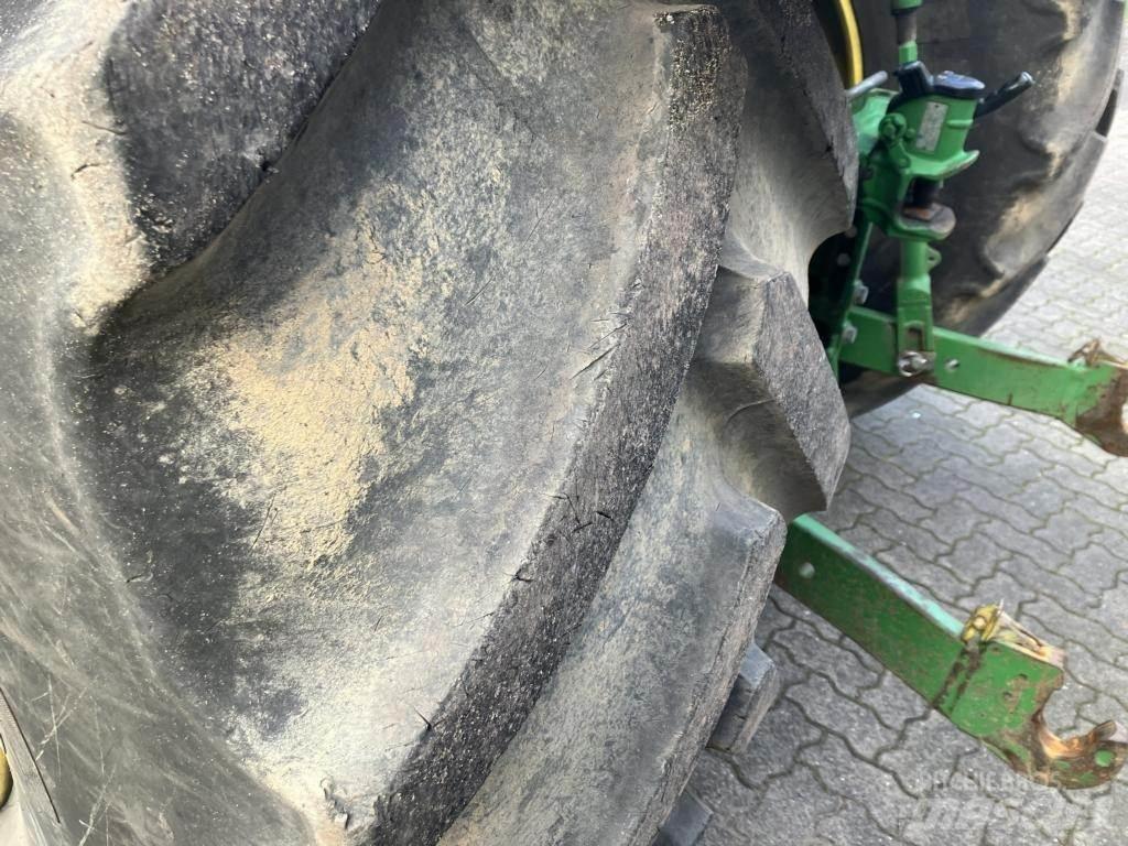 John Deere 6215R Tractoren