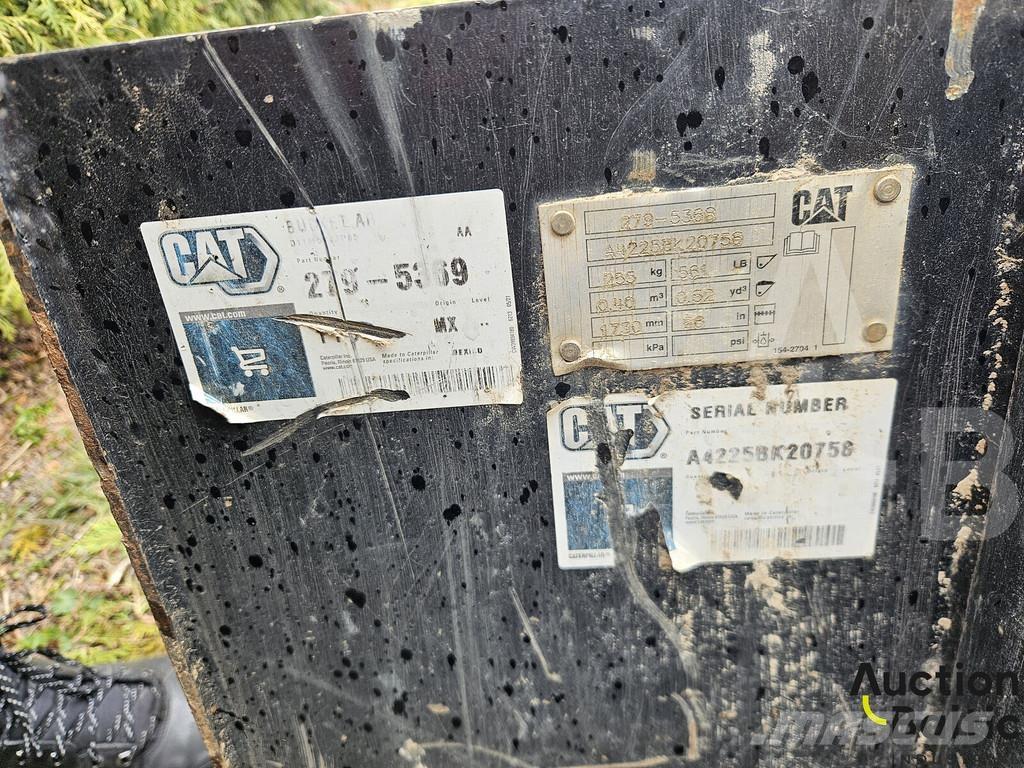 CAT 242 D 3 Schrankladers