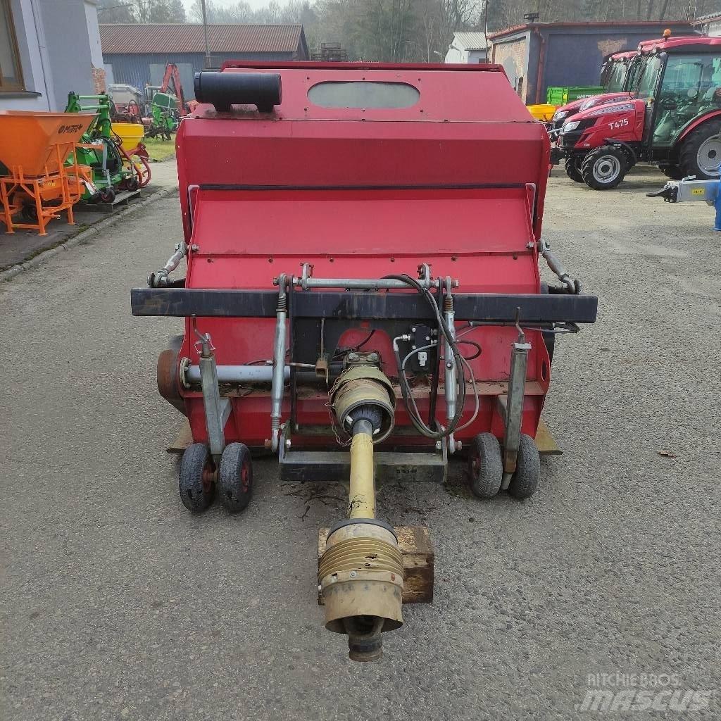 Turf Maker Tidy Gemonteerde en gesleepte maaiers