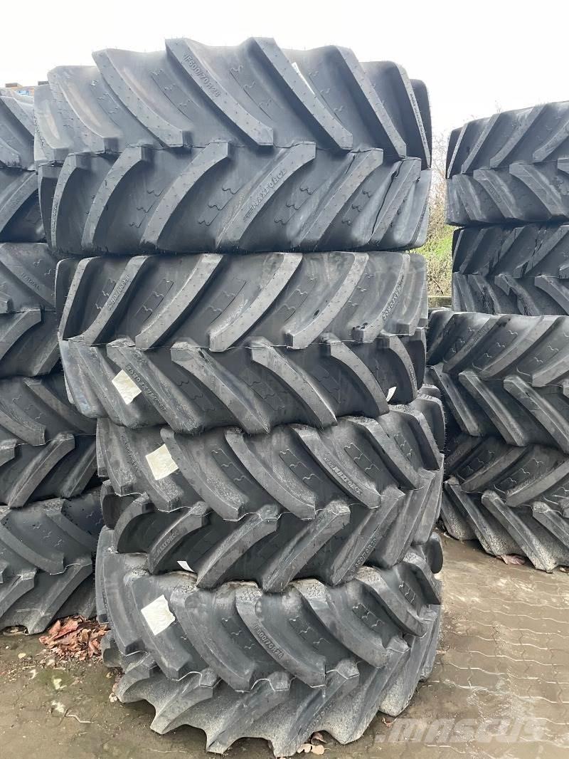 BKT IF 600/70R28 Banden, wielen en velgen