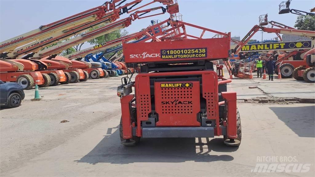 SkyJack 8841RT Schaarhoogwerkers