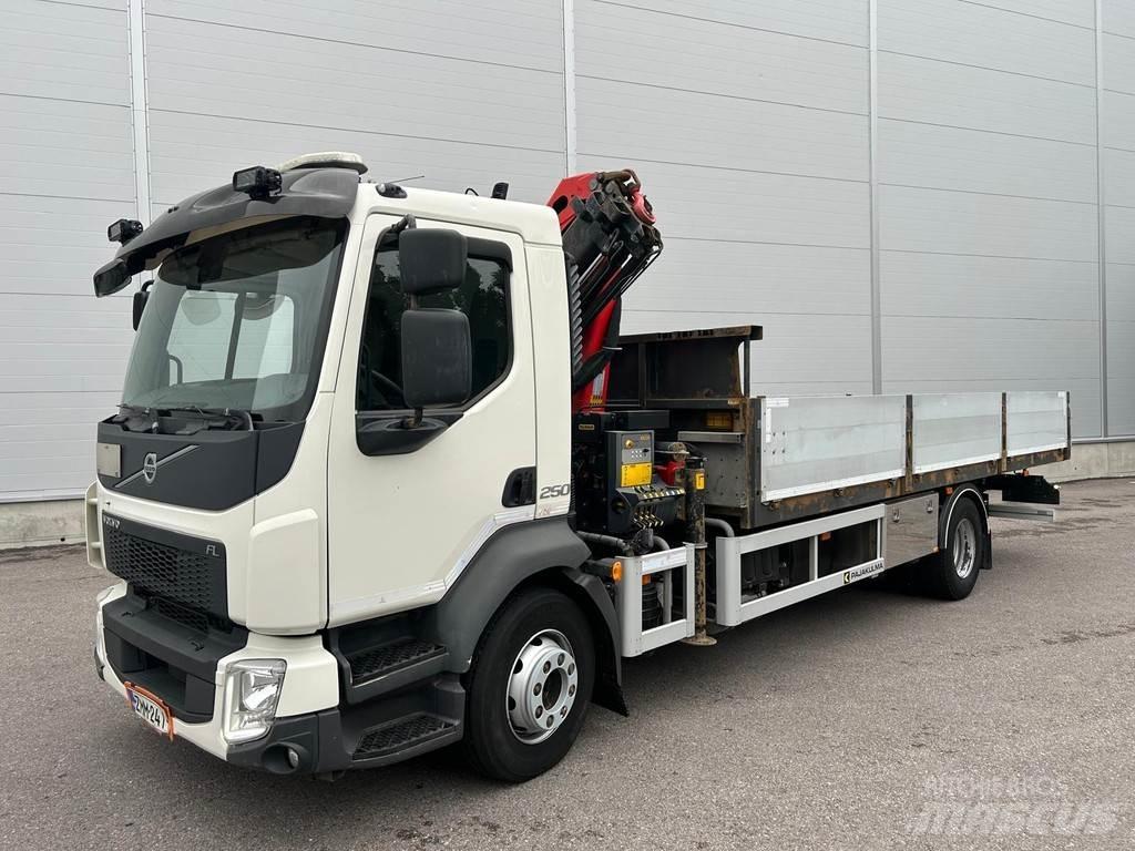 Volvo FL Vlakke laadvloer met kraan
