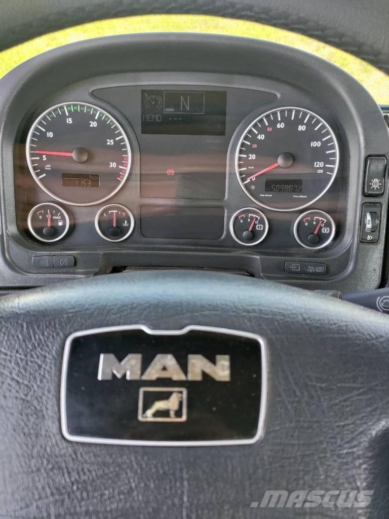 MAN TGL 12.240 Vlakke laadvloer met kraan