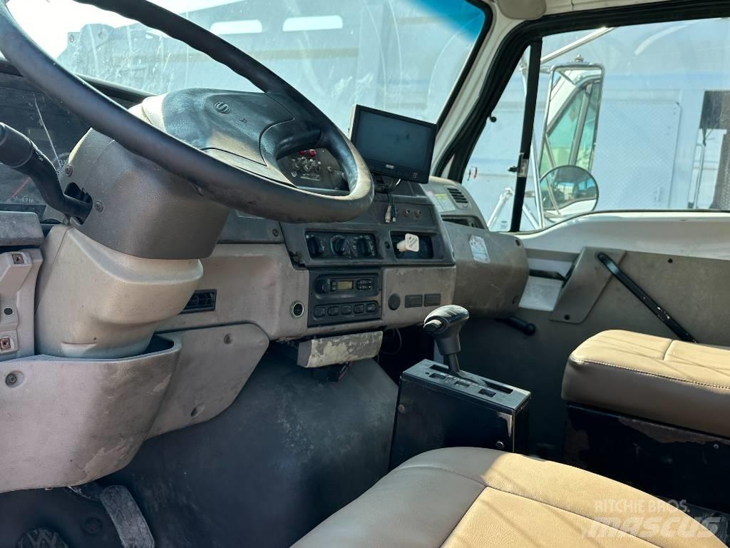 Sterling L 7500 Chassis met cabine