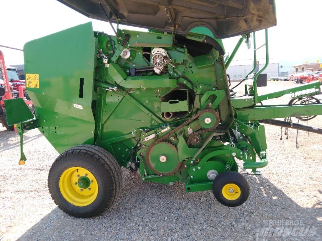 John Deere F441M Ronde-balenpersen