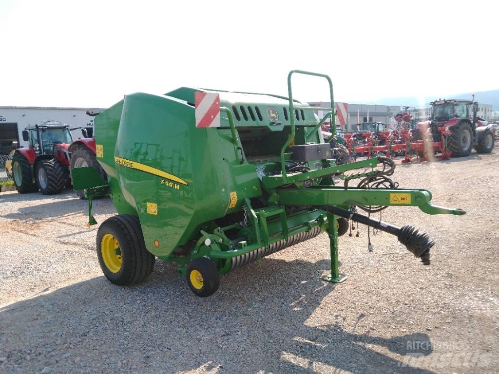 John Deere F441M Ronde-balenpersen
