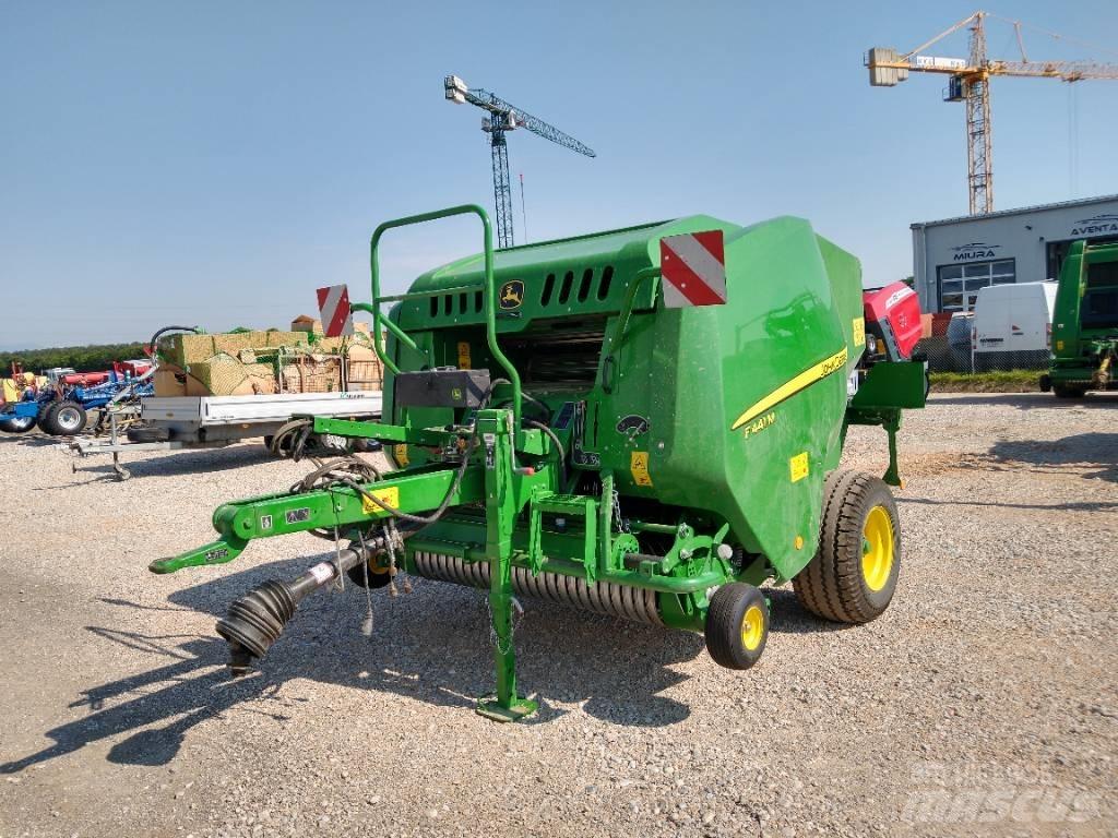 John Deere F441M Ronde-balenpersen