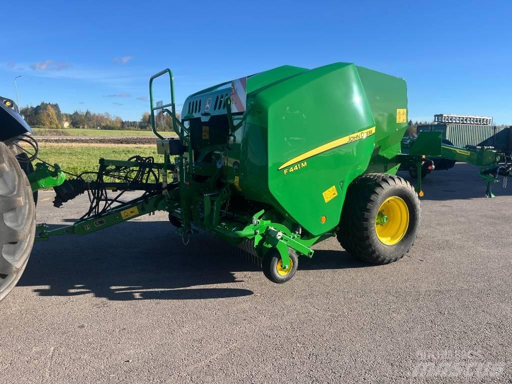 John Deere F441M Ronde-balenpersen