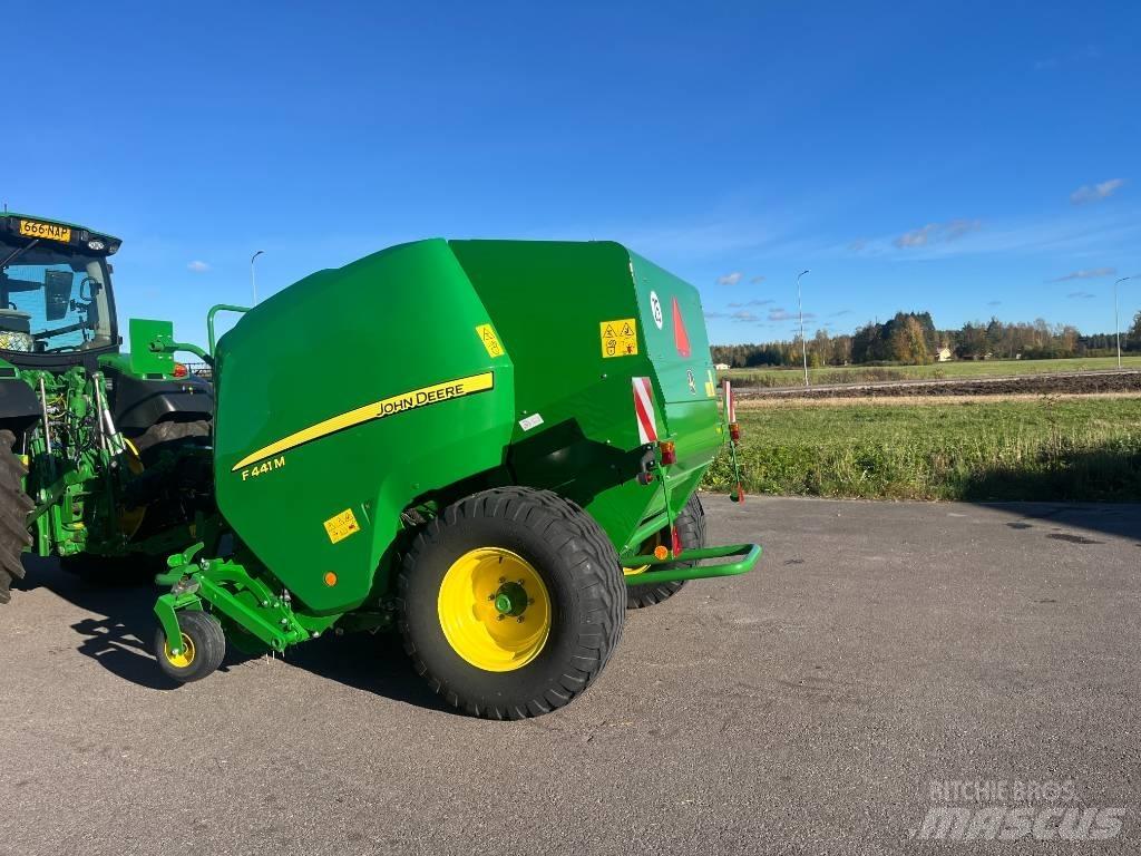 John Deere F441M Ronde-balenpersen