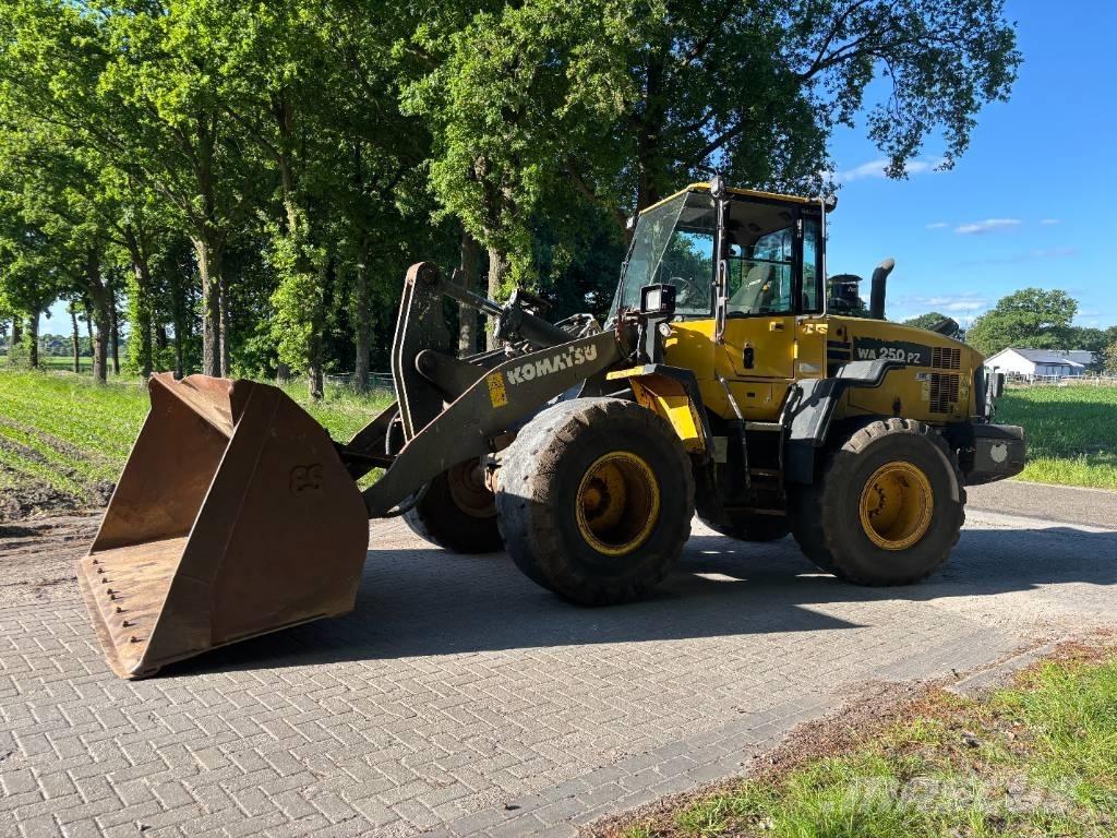 Komatsu WA250-6 Wielladers