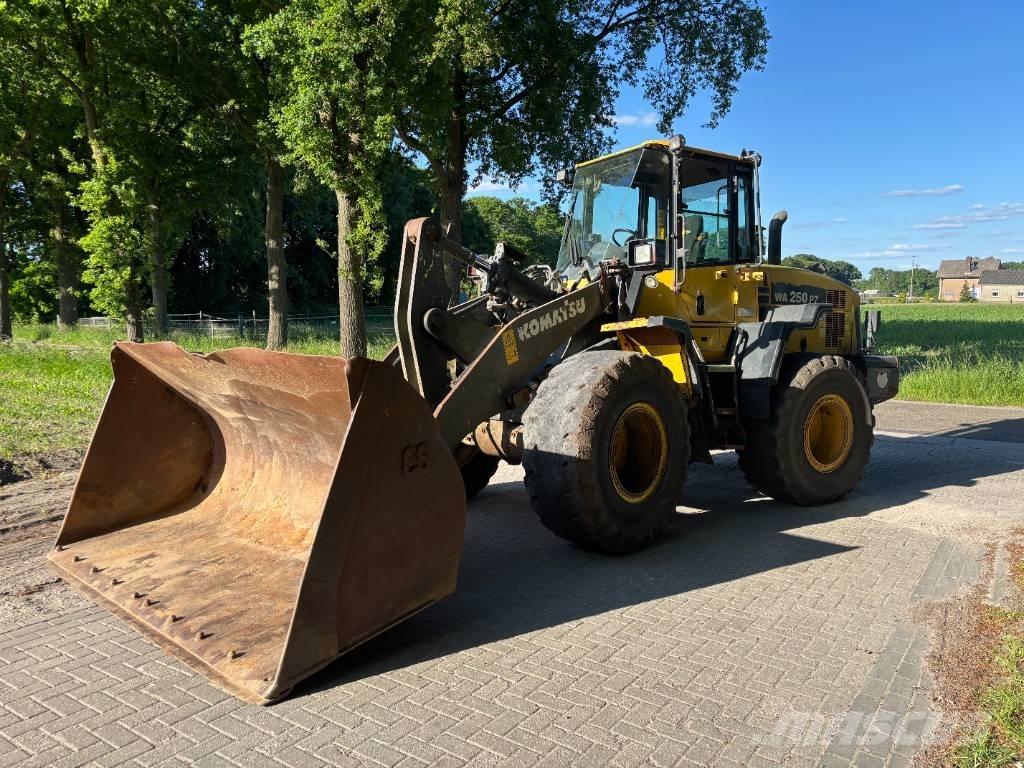 Komatsu WA250-6 Wielladers