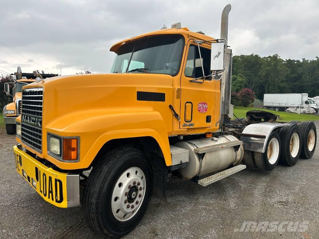 Mack CH 613 Trekkers