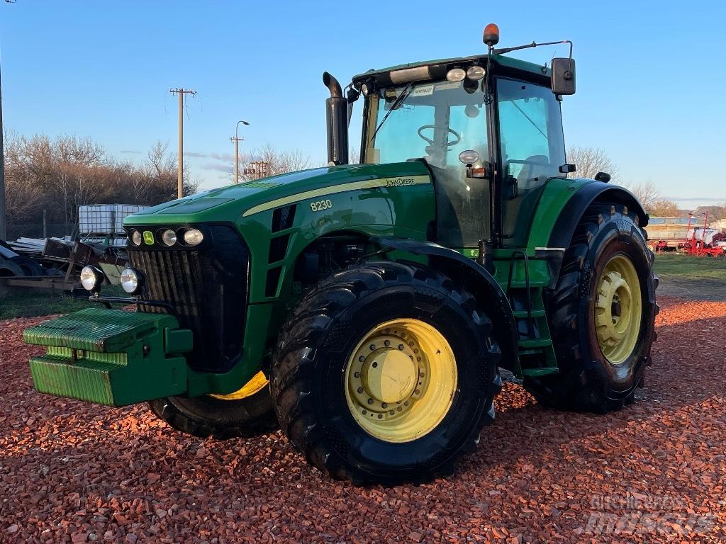 John Deere 8230 Tractoren