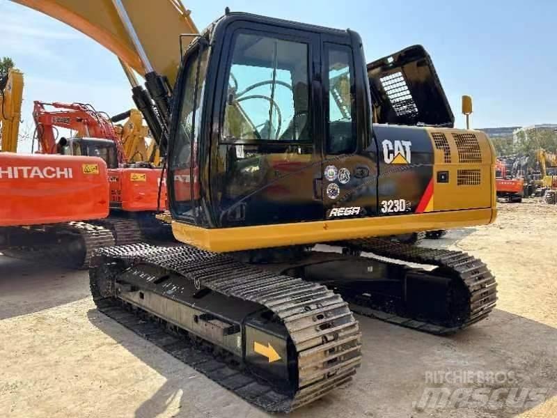 CAT 323 D Rupsgraafmachines