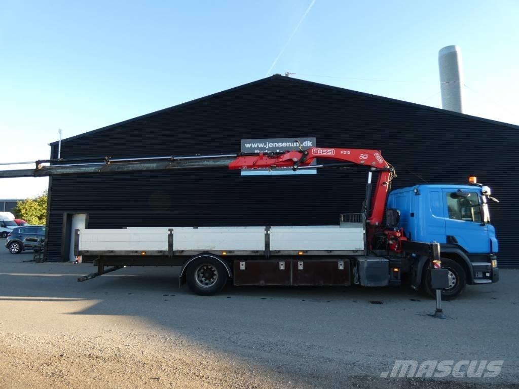 Scania P 320 Vlakke laadvloer met kraan