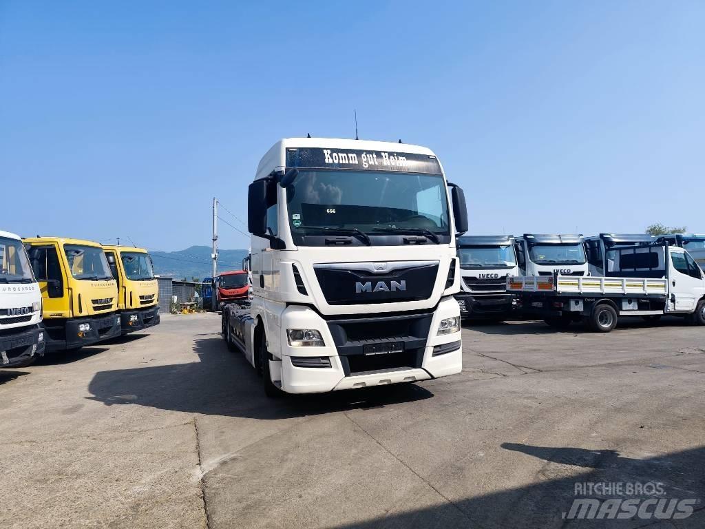 MAN TGX 26.440 Vrachtwagen met vlakke laadvloer en lier