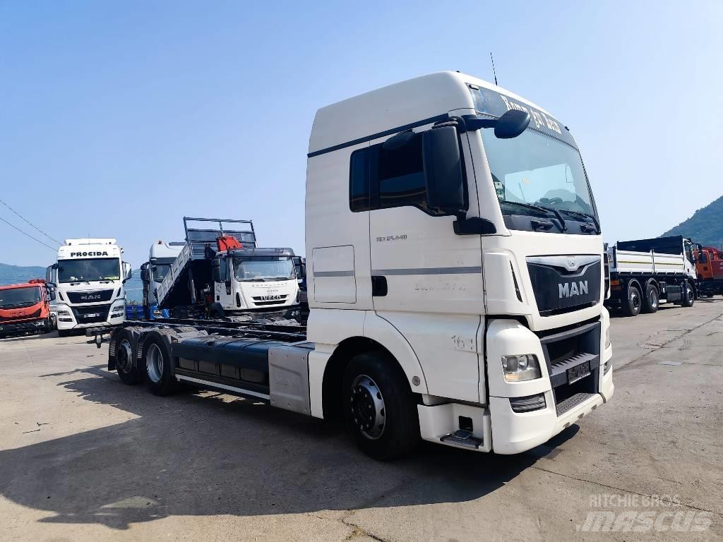 MAN TGX 26.440 Vrachtwagen met vlakke laadvloer en lier