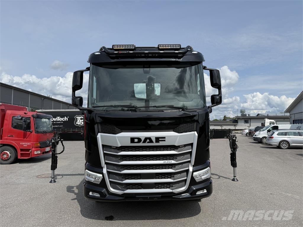 DAF XF 530 FAW 8X4 Vlakke laadvloer met kraan