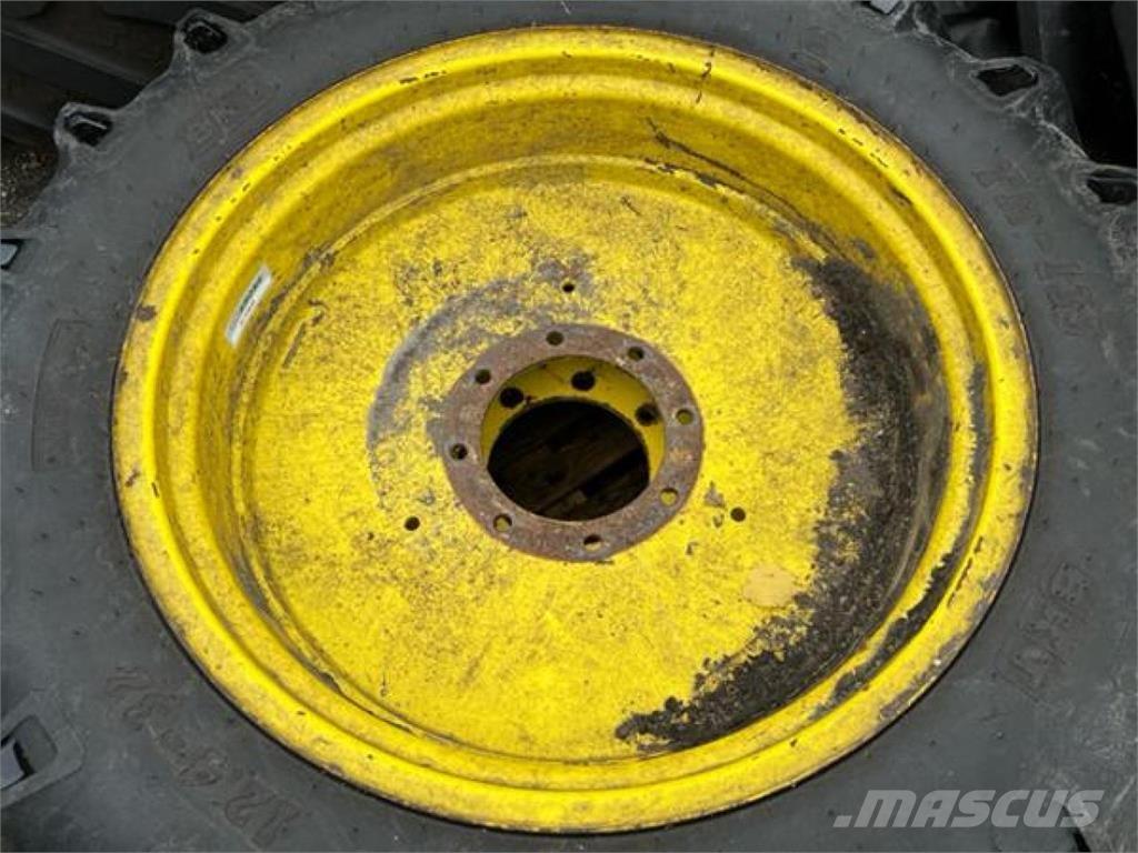 BKT 12.4-32 Banden, wielen en velgen