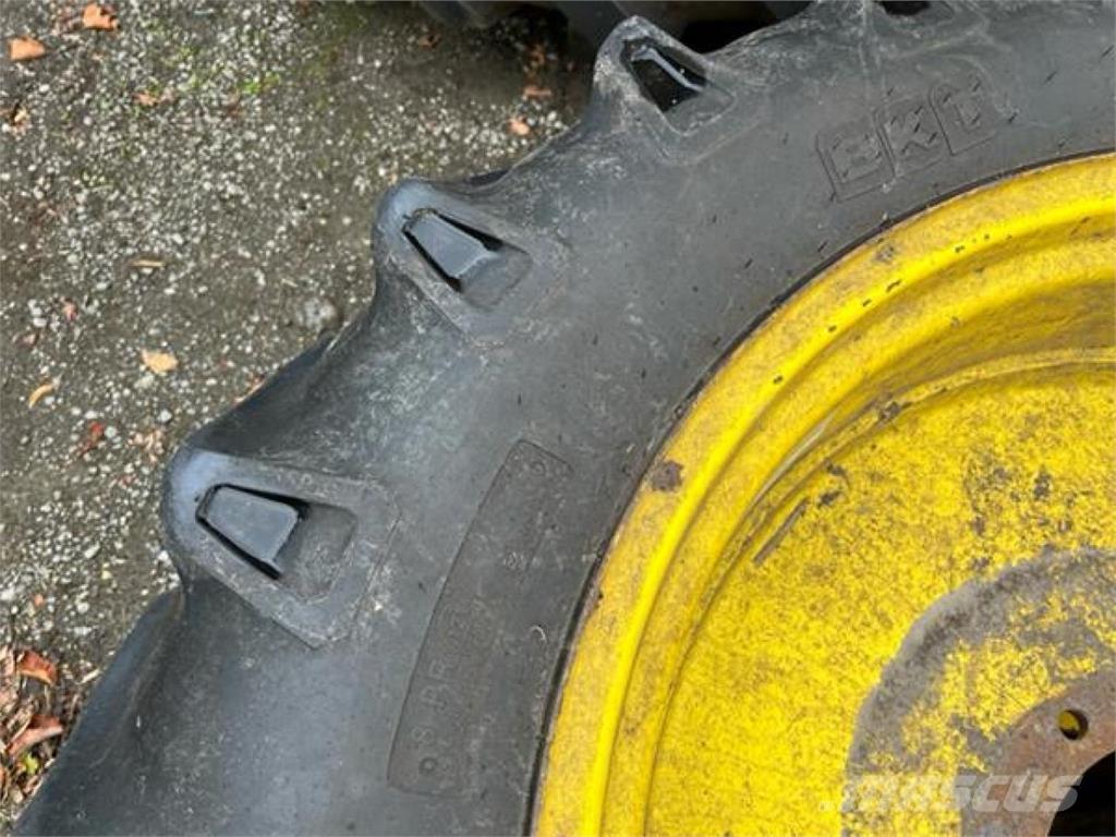 BKT 12.4-32 Banden, wielen en velgen