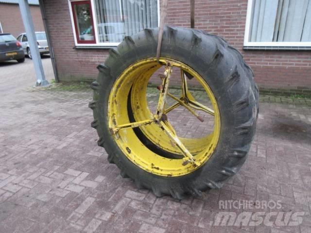 Vredestein 12.4/38 Banden, wielen en velgen