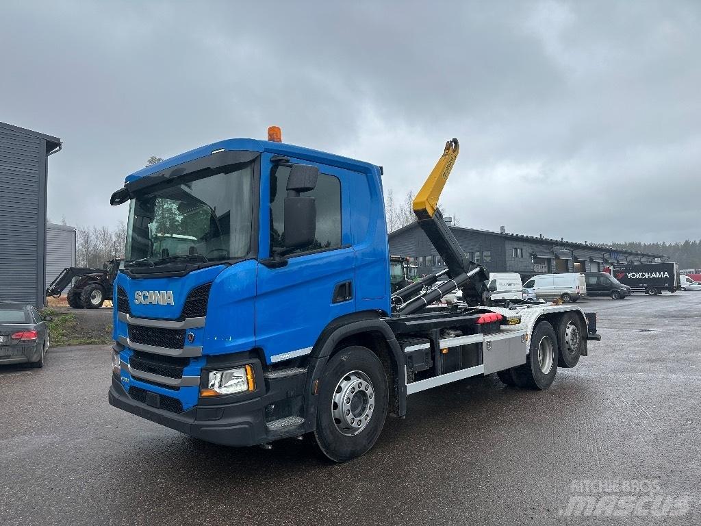 Scania P 360 Vrachtwagen met containersysteem