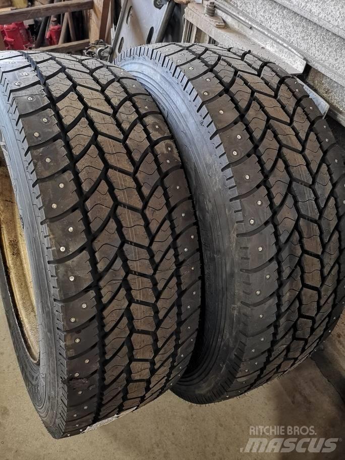  Tyres Different Banden, wielen en velgen