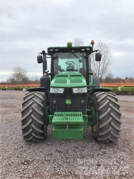 John Deere 8320 R Tractoren