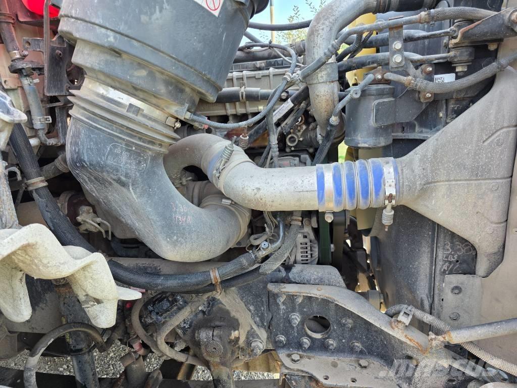 Western Star 4700 SB Trekkers