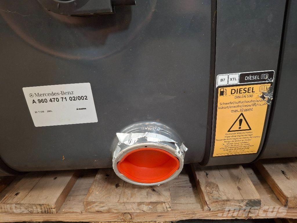 Mercedes-Benz 290L Brandstof-en toegevoegde tanks