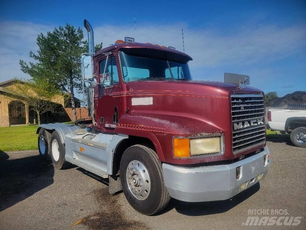 Mack CH613 Trekkers