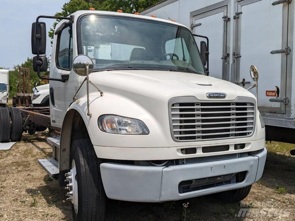 Freightliner M2106 Chassis met cabine