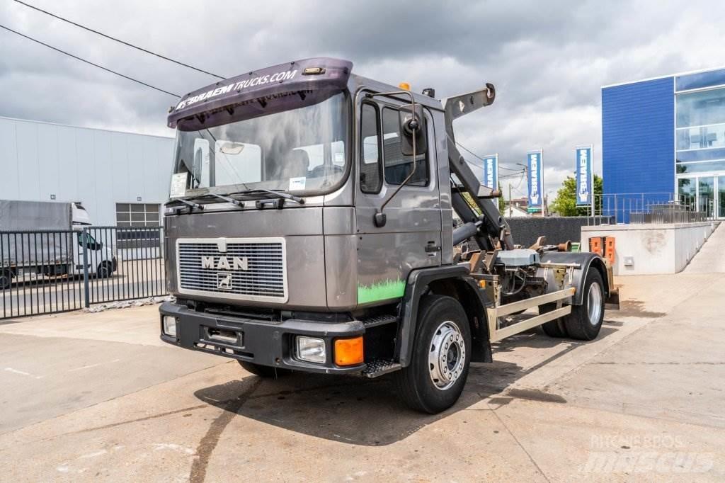 MAN 18.222 F Vrachtwagen met containersysteem