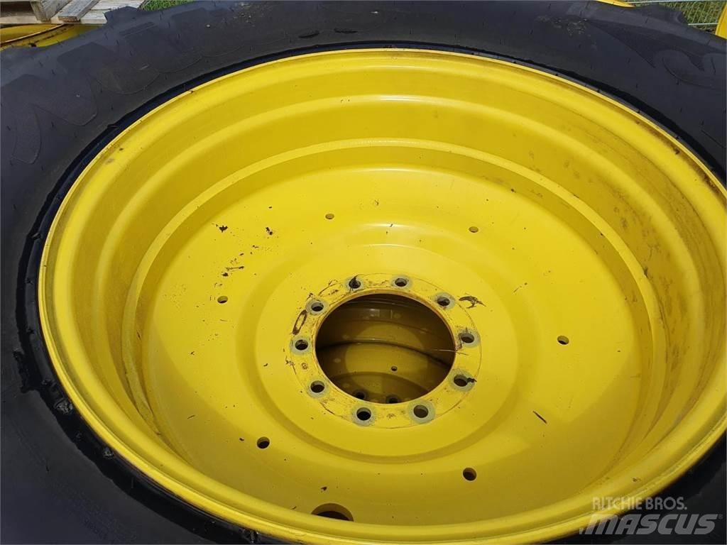 Mitas 650/85R38 x2 Banden, wielen en velgen