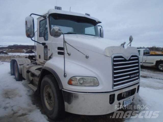 Mack CXU 613 Trekkers