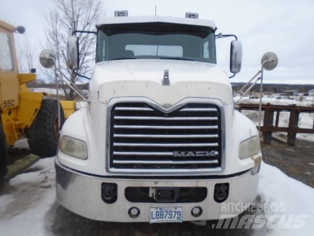 Mack CXU 613 Trekkers