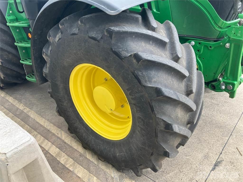 John Deere 6215R Tractoren