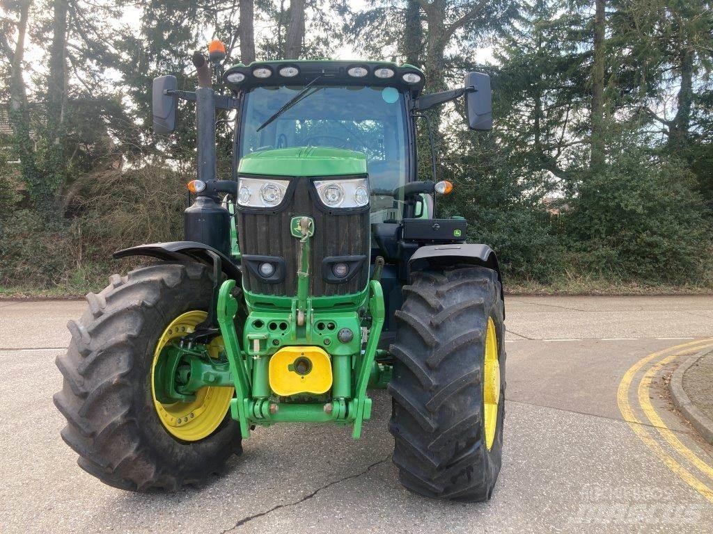 John Deere 6215R Tractoren