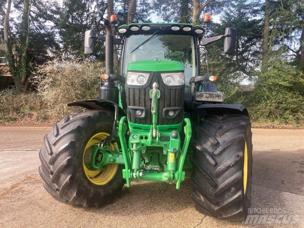John Deere 6215R Tractoren