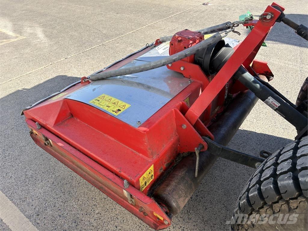 Trimax Striker 150 Gemonteerde en gesleepte maaiers