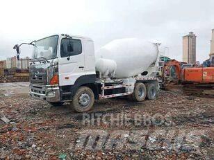 Hino 700 Betonmixers en pompen