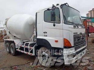 Hino 700 Betonmixers en pompen