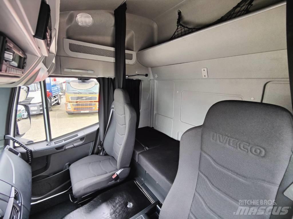 Iveco 180E 28 Bakwagens met gesloten opbouw