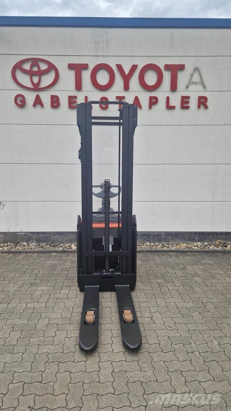Toyota SPE160 Stapelaar meeloop