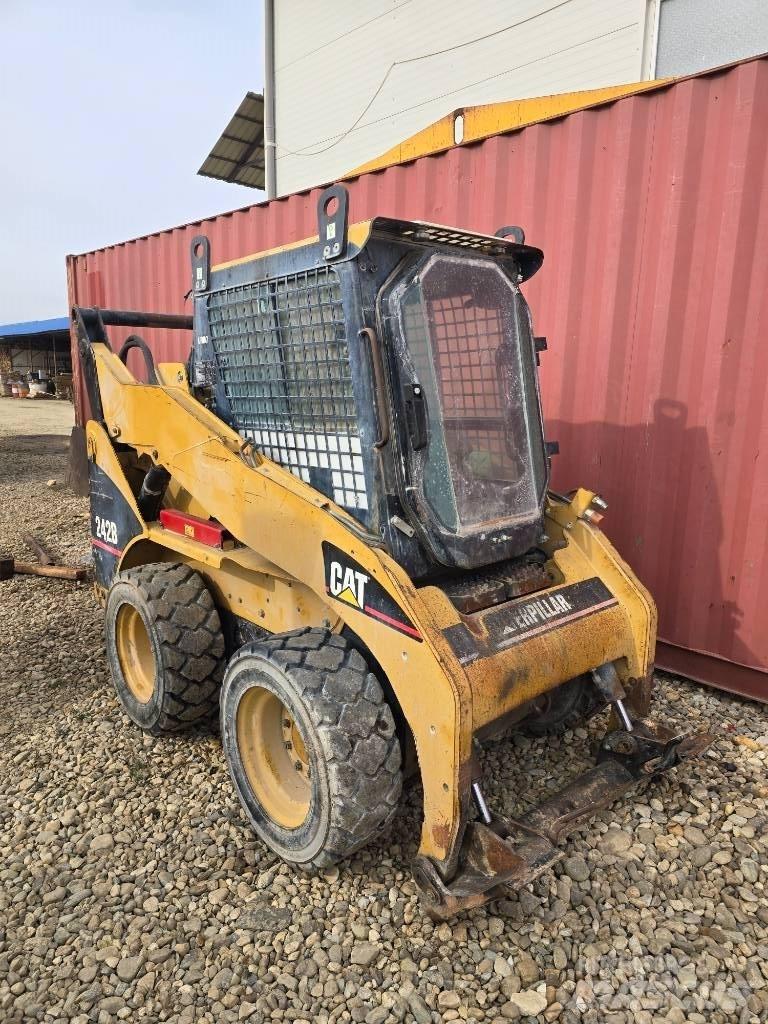 CAT 242 B Schrankladers