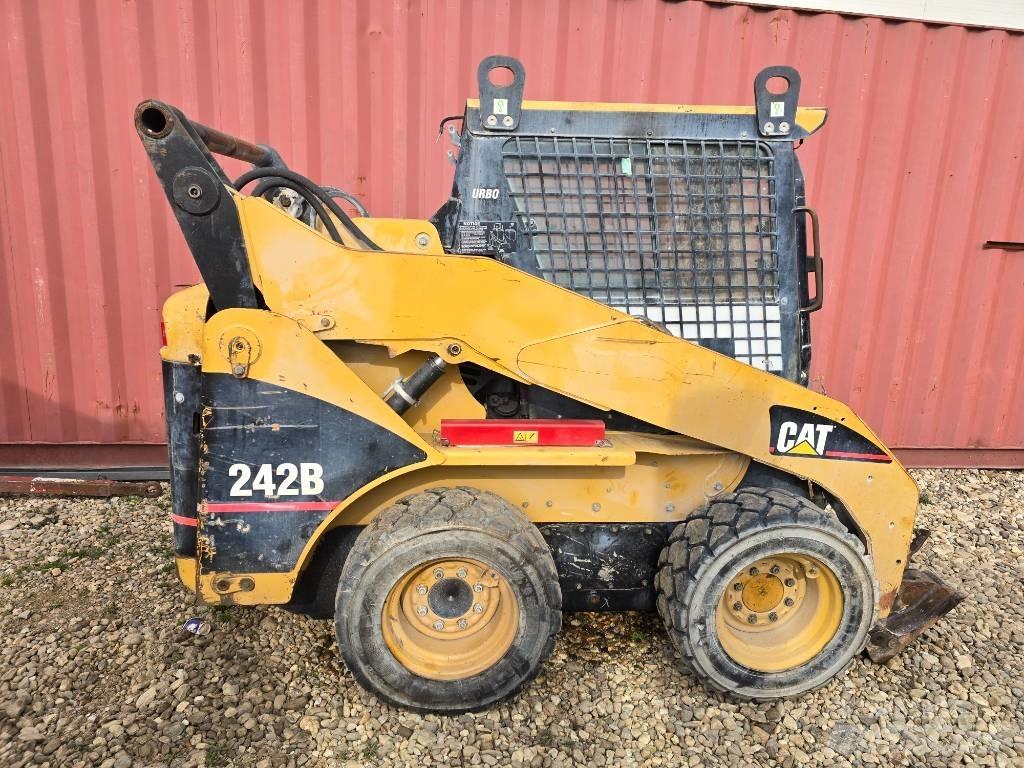 CAT 242 B Schrankladers