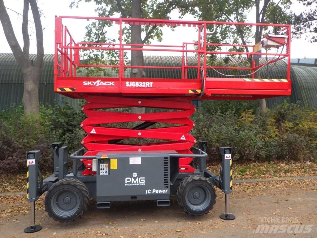 SkyJack SJ6832RT Schaarhoogwerkers
