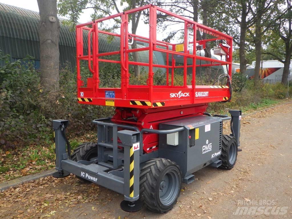 SkyJack SJ6832RT Schaarhoogwerkers