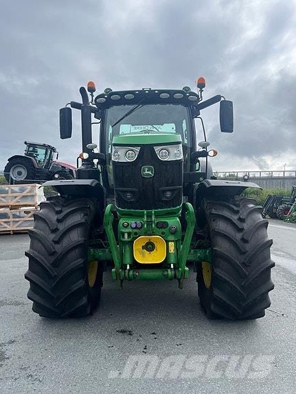 John Deere 6215R Tractoren