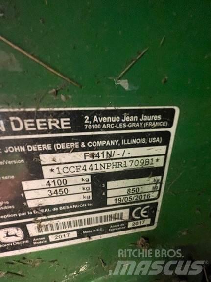 John Deere F441 Ronde-balenpersen